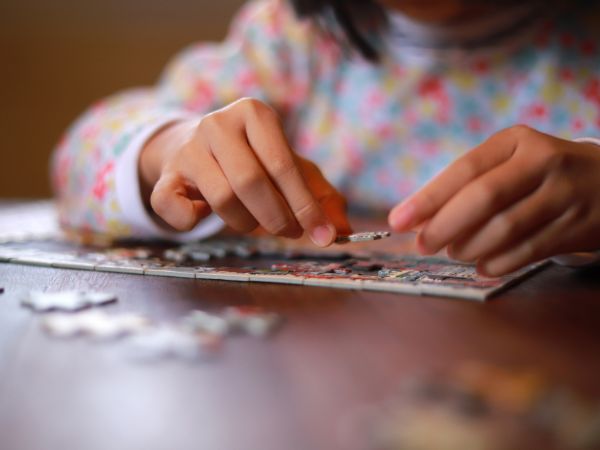 "Jak grać z dzieckiem w puzzle" - wskazówki dotyczące gier logicznych